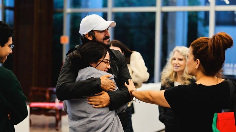 Llegan seis mexicanos de la flotilla detenidos por Israel a CDMX