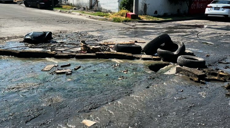 Denuncian fugas de aguas negras frente a escuelas