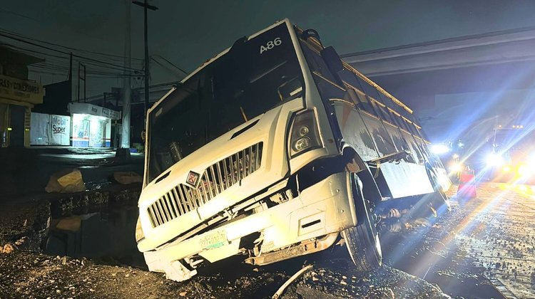 Cae en zanja camión de pasajeros en Escobedo 
