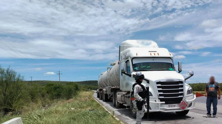 Detienen a conductor por transportar hidrocarburo ilícito en NL