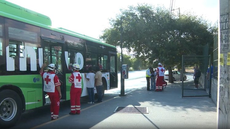 Choque entre automóvil y camión deja seis lesionados en Monterrey