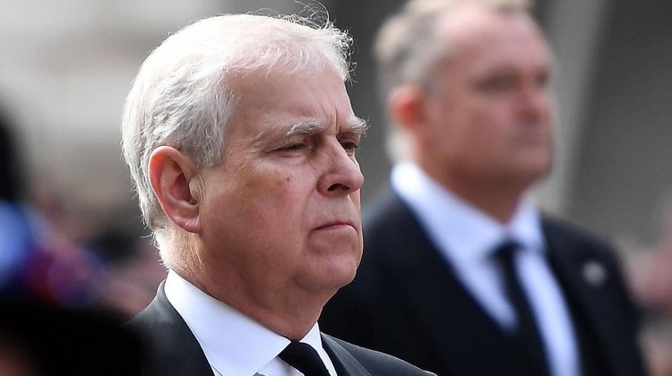 Príncipe Andrés de Inglaterra renuncia a todos sus títulos reales