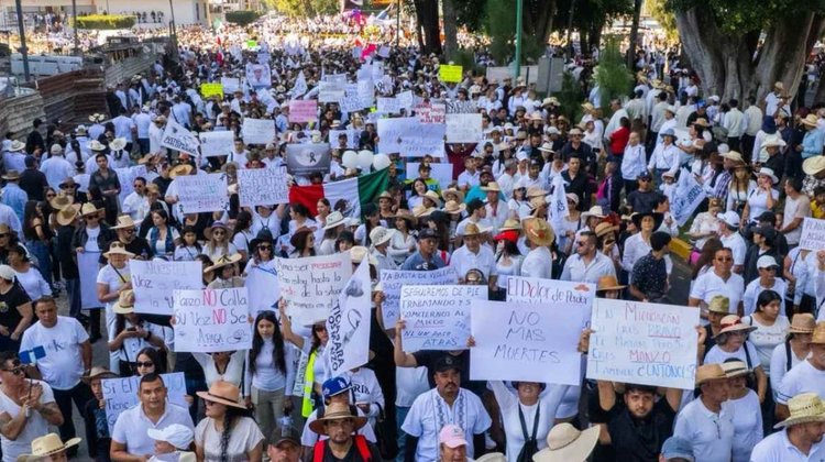 Uruapan marcha por justicia tras asesinato del alcalde Manzo