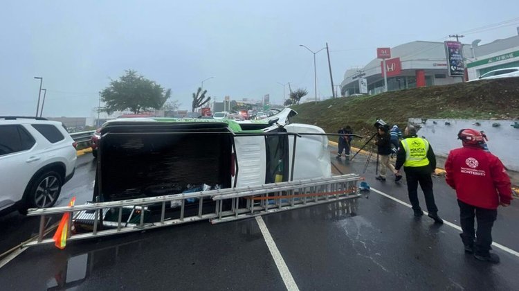 Camioneta impacta contra muro y vuelca en Monterrey