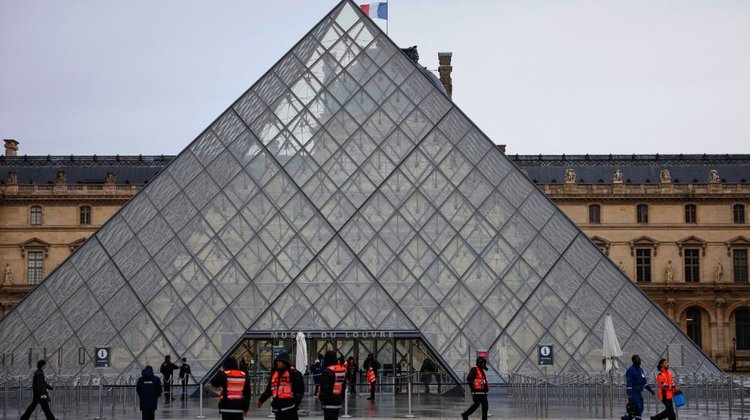 Revelan imágenes inéditas del robo al Museo del Louvre