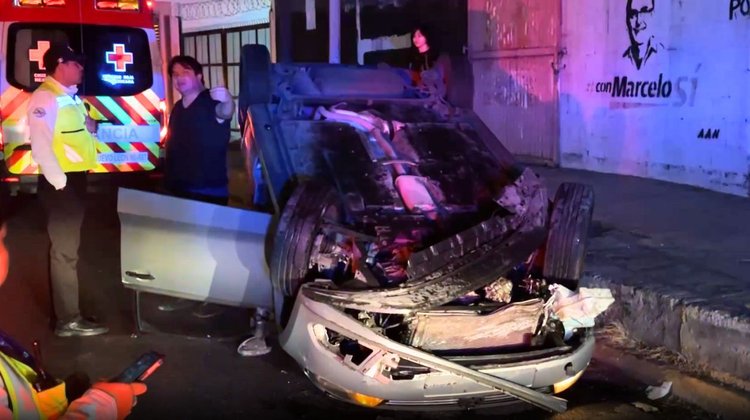 Vuelca pareja sobre la avenida Fidel Velázquez en Monterrey