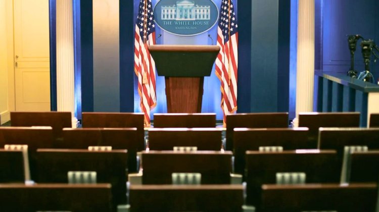 Principales televisoras suspenden cobertura de Trump tras el veto