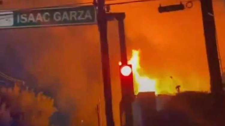 Se incendia casa abandonada en el Centro de Monterrey