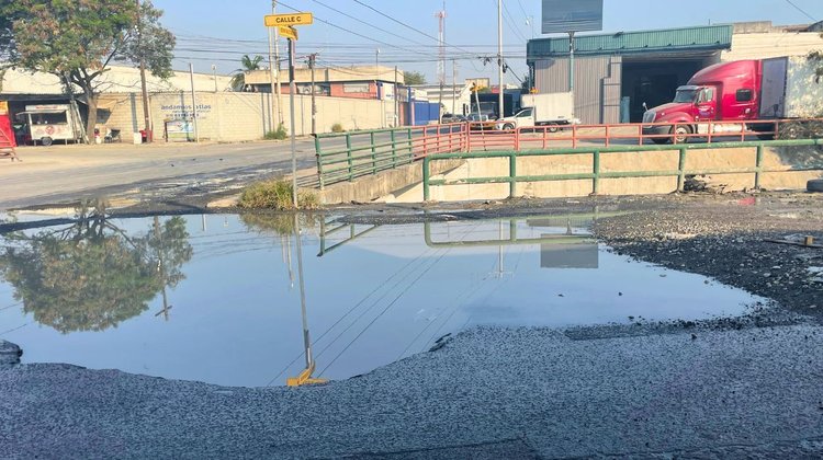 Socavón afecta a vehículos en la colonia Central de Carga 