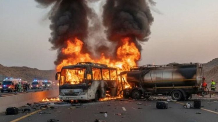 Autobús de peregrinos choca contra pipa de gasolina y se incendia