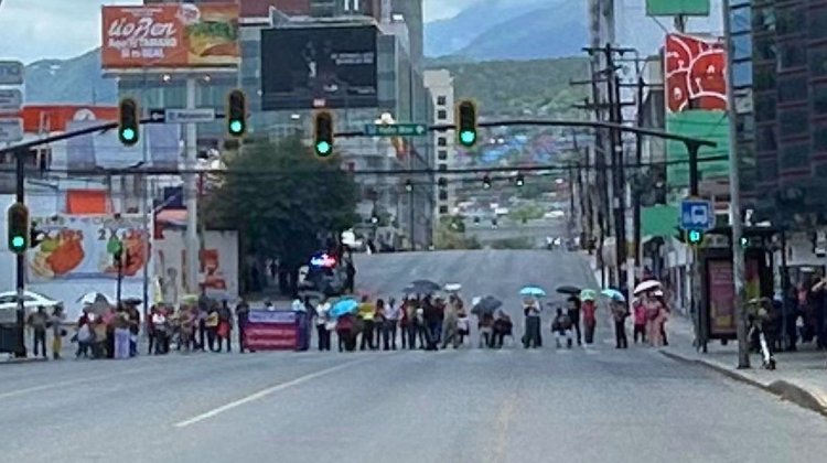 Adultos mayores bloquean Pino Suárez y causan caos vial