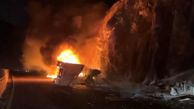 Incendio consume tráiler que transportaba velas en Los Chorros 