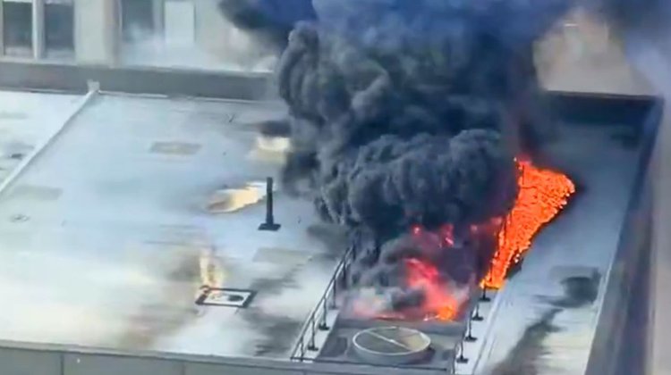 Combaten fuerte incendio en la azotea de un edificio en Manhattan