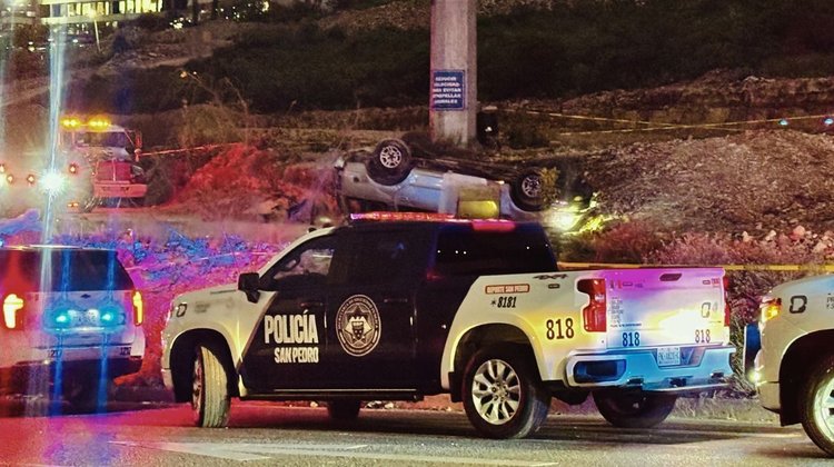 Muere mujer tras volcadura de camioneta en San Pedro