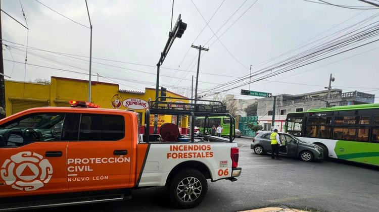 Conductora resulta lesionada tras chocar contra camión urbano