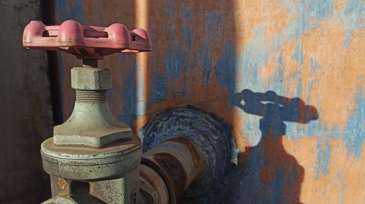 Detectan más de 100 tomas clandestinas de agua por semana