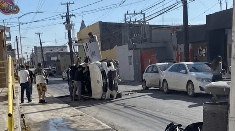Se vuelca tras chocar contra vehículos estacionados en Cadereyta