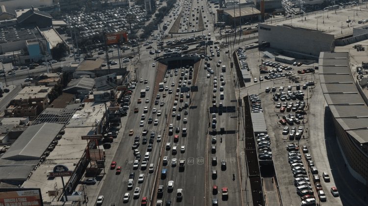 Regios colapsan avenidas durante épocas navideñas