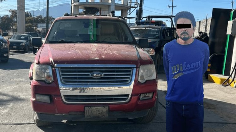 Arrestan a hombre por conducir con placas de papel en Monterrey