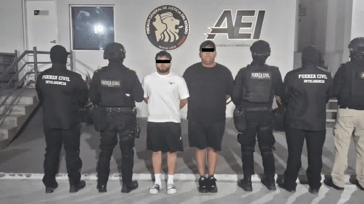 Capturan a dos hombres con más de 200 dosis de droga en Monterrey