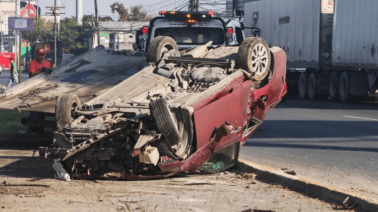 Pareja resulta ilesa tras volcarse en camellón de av. Revolución