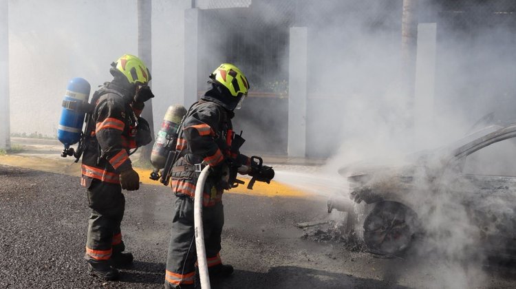 Se incendia taxi por falla mecánica en Zapopan