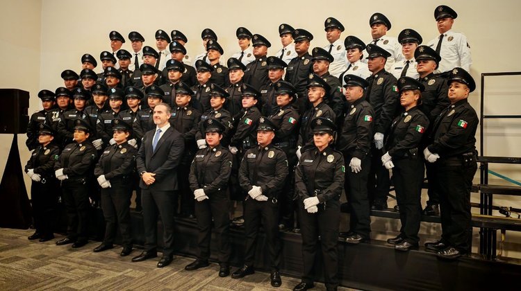 Reconocen a 100 policías de Monterrey con ascenso de grado