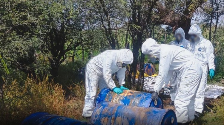 Retiran tambos con residuos químicos peligrosos en Durango