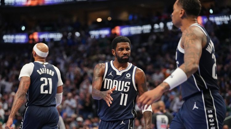 Encabezan Irving y Flagg triunfo de Dallas 116-111