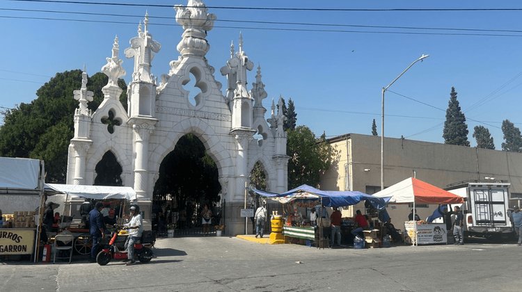 Visitan panteón previo al Día de Muertos en Monterrey