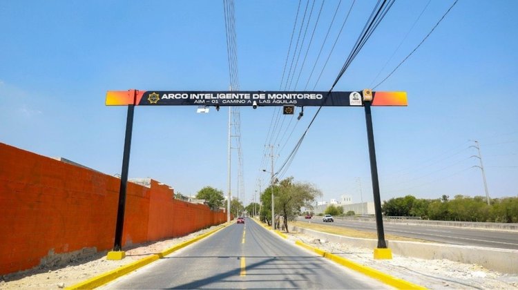 Instalan arco inteligente y detecta vehículo con reporte de robo