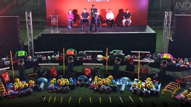 Alcalde Raúl Cantú entrega equipo a más de 500 atletas