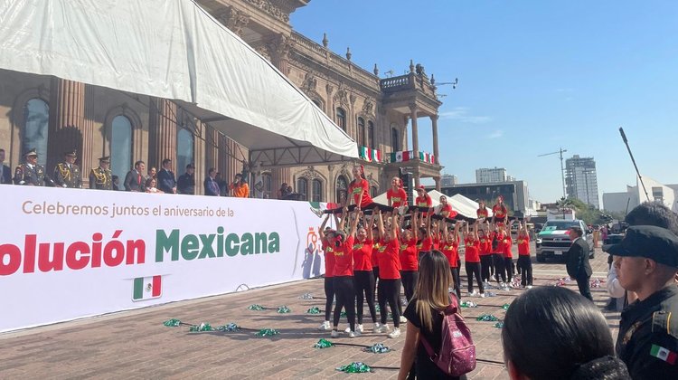 Disfrutan familias del desfile cívico de la Revolución Mexicana