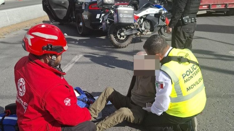 Oficial de Tránsito brinda primeros auxilios a hombre atropellado