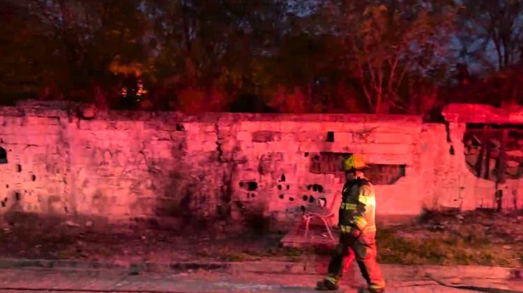 Incendio en terreno baldío en la colonia Topo Chico 