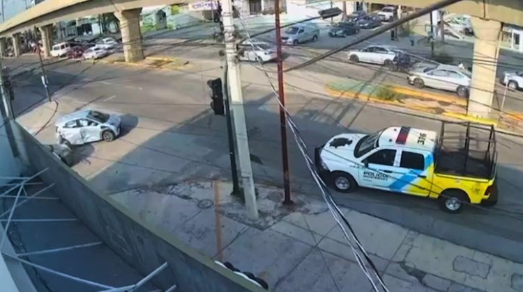 Patrulla de Monterrey choca con vehículo que se pasó el rojo