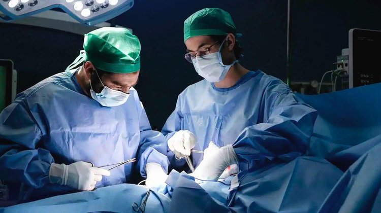 Extirpan tumor en Perú a mujer que nació con órganos invertidos
