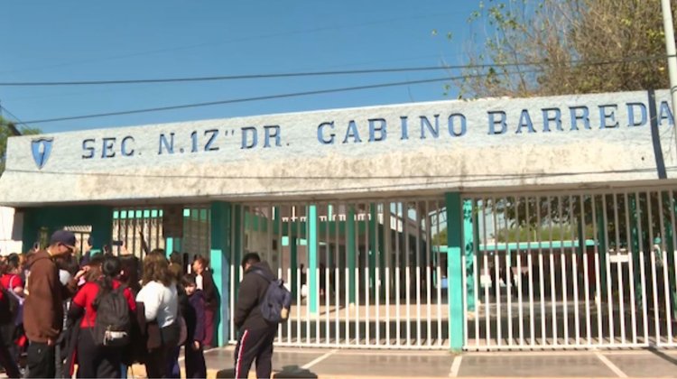 Protestan contra directora de secundaria No. 12 Gabino Barreda