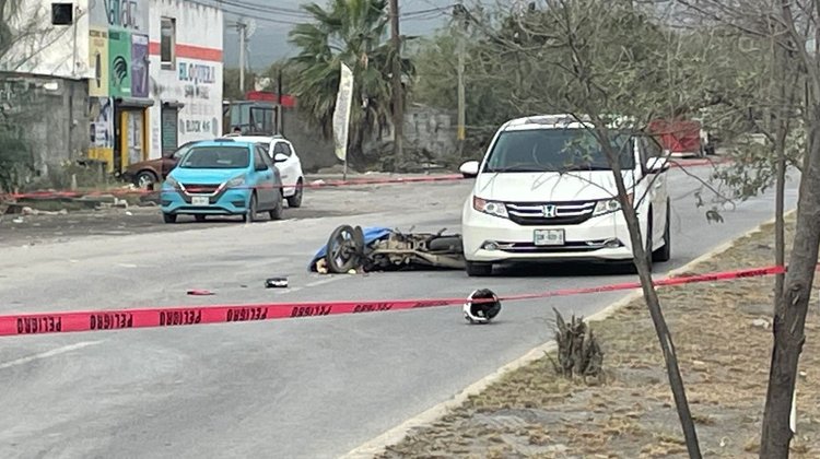 Muere motociclista al chocar con camión materialista en Escobedo