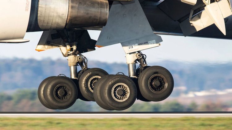 Niño afgano sobrevive a un vuelo oculto en el tren de aterrizaje