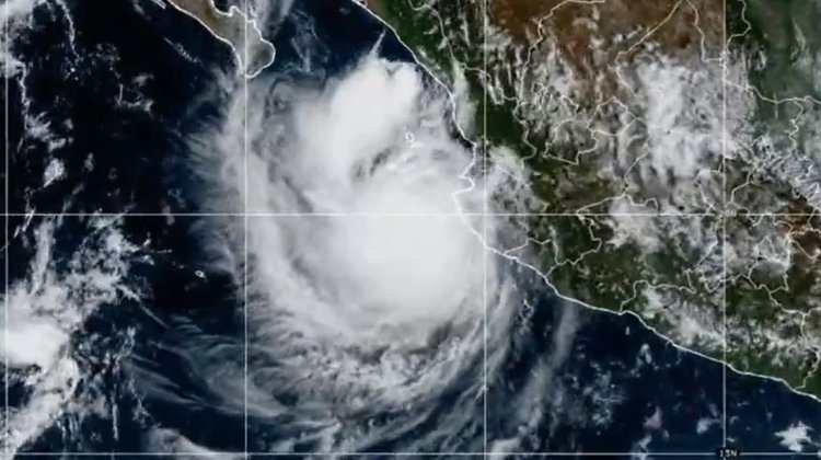 Huracán 'Simon' se mantiene como categoría 2 