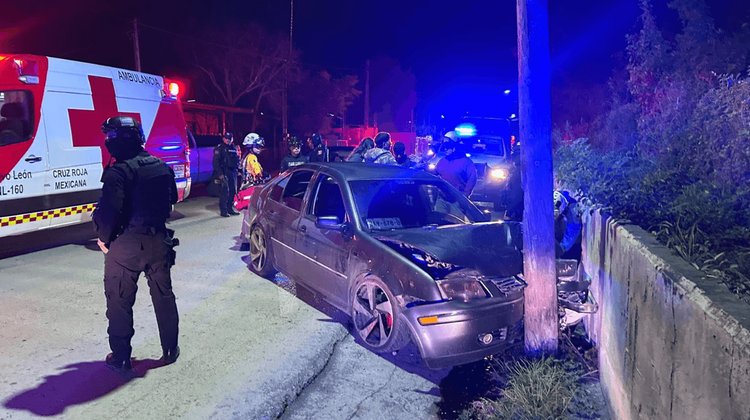 Hombre ileso tras impactarse contra poste en General Terán