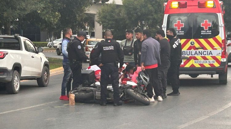 Motociclista esquiva auto y resulta lesionado; conductor huye
