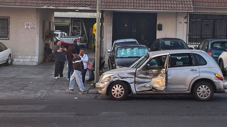 Choca al dar vuelta prohibida y resulta lesionado en Monterrey