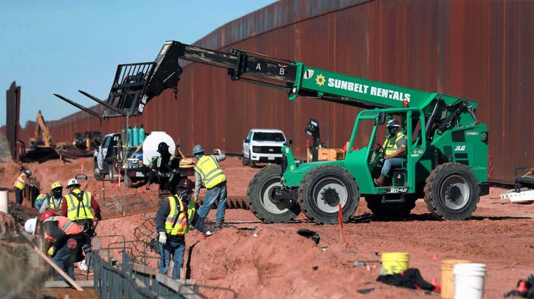 EUA construye muro negro que puede causar quemaduras a migrantes