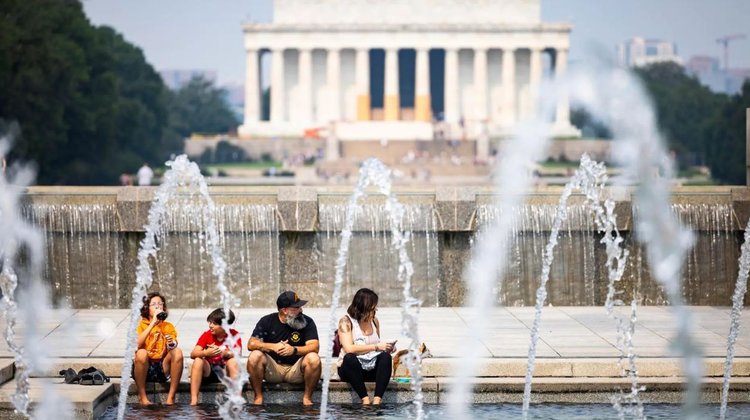 EUA enfrenta calor extremo con temperaturas de 49 grados