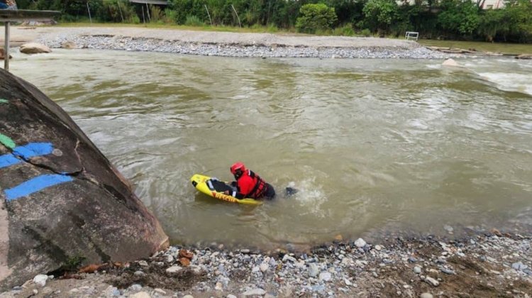 Rescatan a 48 personas tras crecida de río en Ecuador