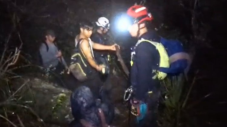 Rescatan a tres senderistas extraviados en el Cerro de la Silla