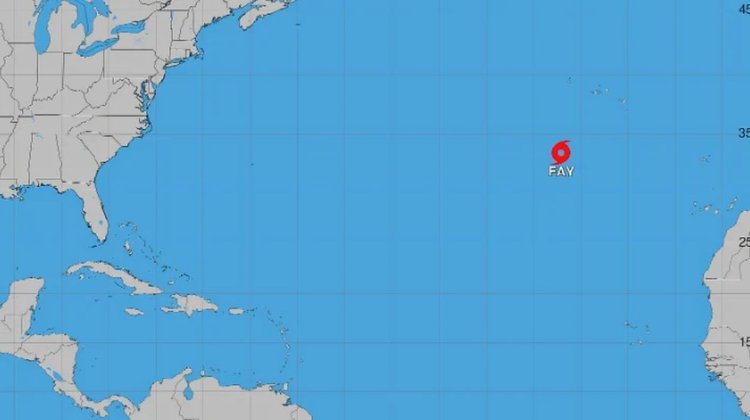 Tormenta tropical Fay pierde fuerza y se aleja de tierra firme