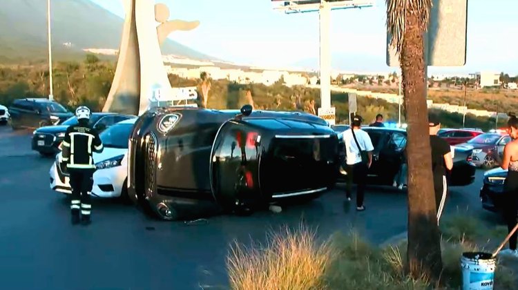 Volcadura genera caos vial en avenida Paseo de los Leones